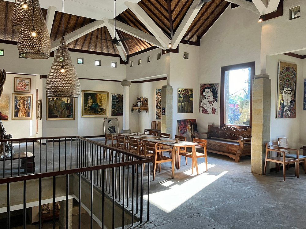 Reception area with 24-hour service