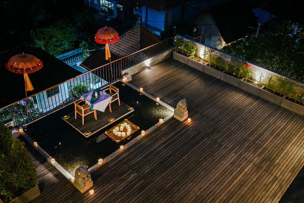 Bar area with poolside seating