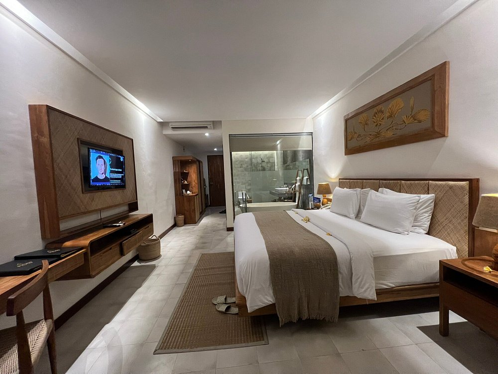 Suite with Pool View